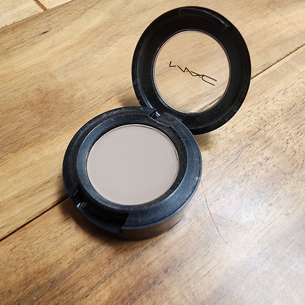 MAC eyeshadow in omega